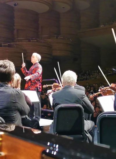 Heiko Reissig dirigiert das NSO-Orchester im Großen Theater von Shanghai 2020